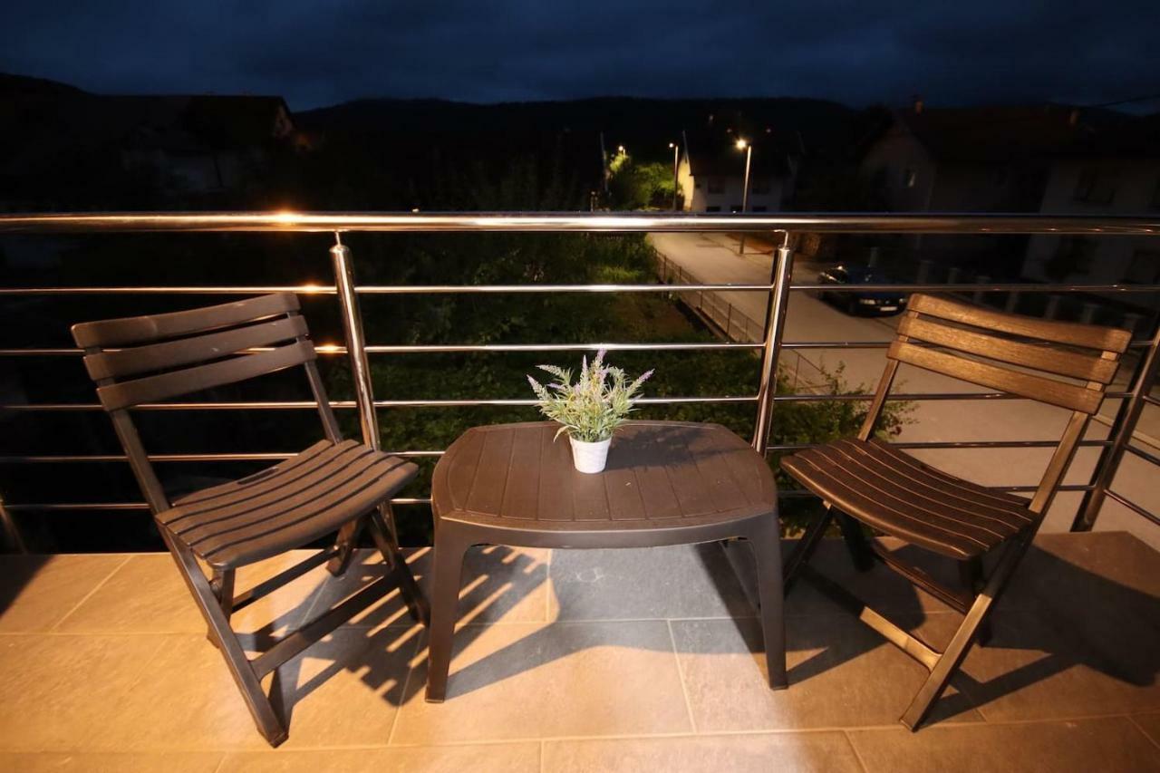Apartman F&F Otočac Buitenkant foto