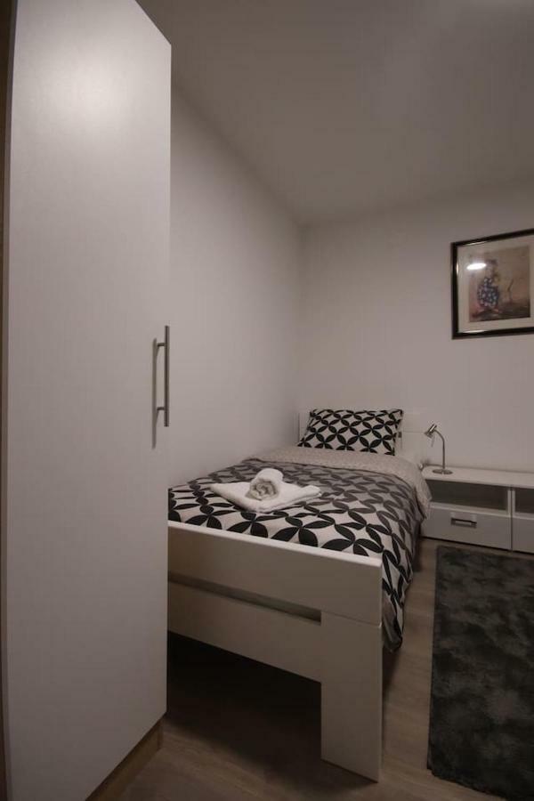 Apartman F&F Otočac Buitenkant foto