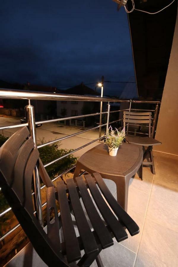 Apartman F&F Otočac Buitenkant foto
