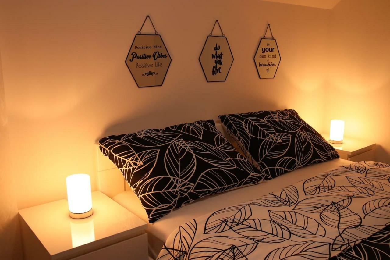 Apartman F&F Otočac Buitenkant foto