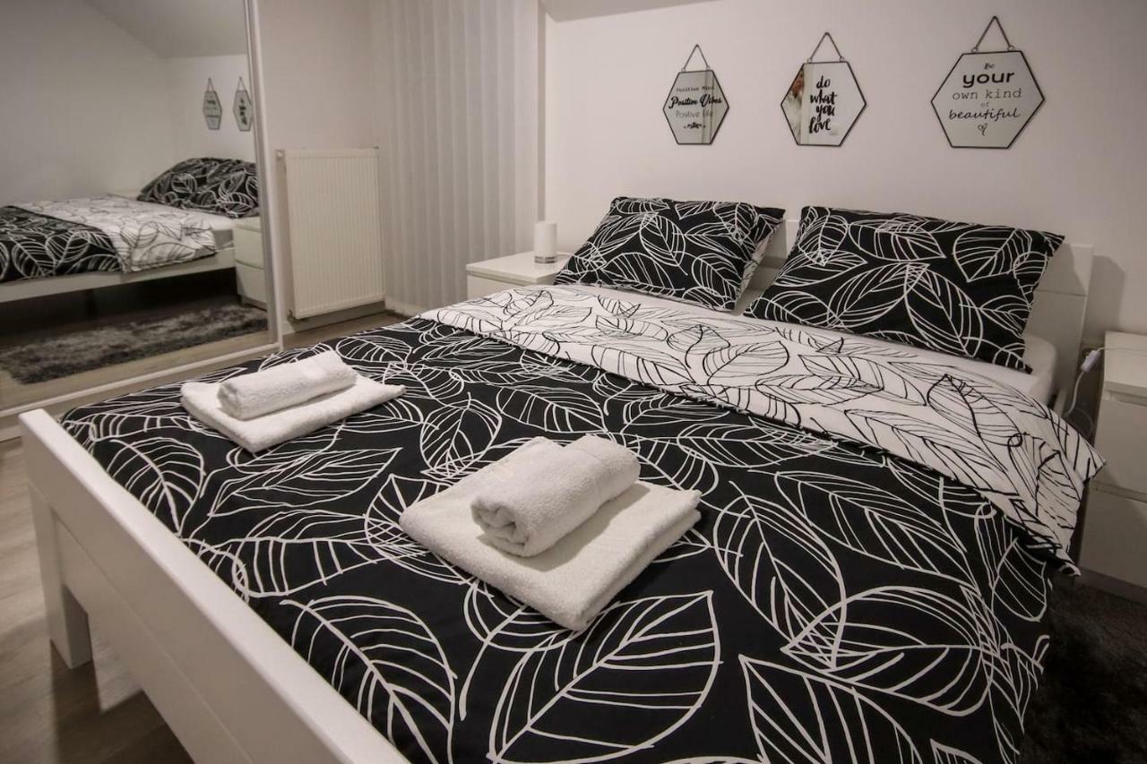 Apartman F&F Otočac Buitenkant foto