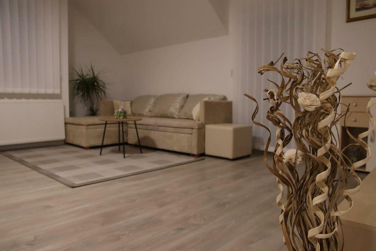 Apartman F&F Otočac Buitenkant foto