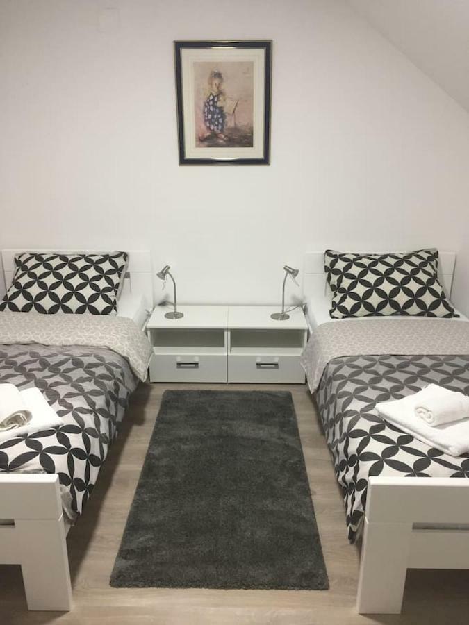 Apartman F&F Otočac Buitenkant foto