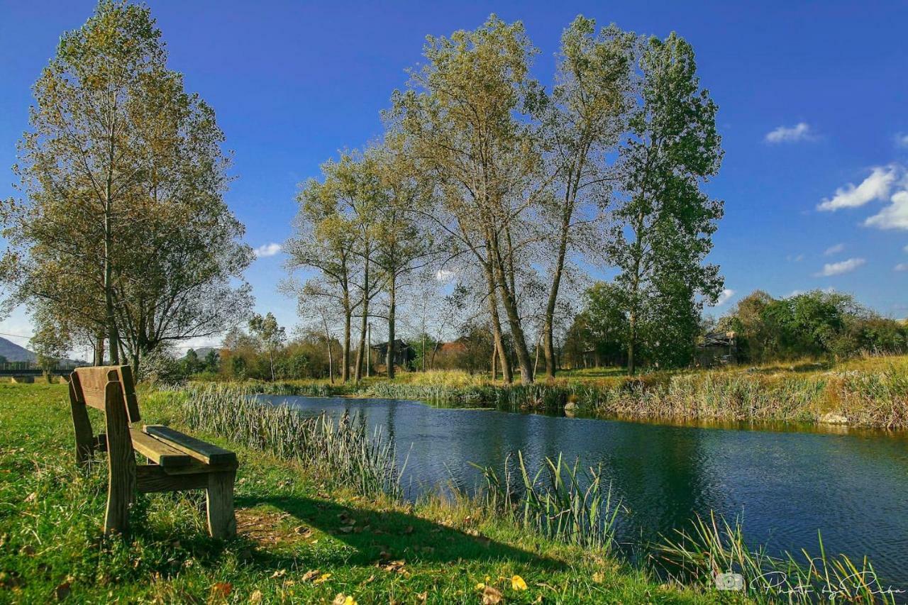 Apartman F&F Otočac Buitenkant foto