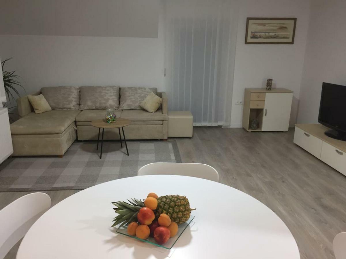 Apartman F&F Otočac Buitenkant foto