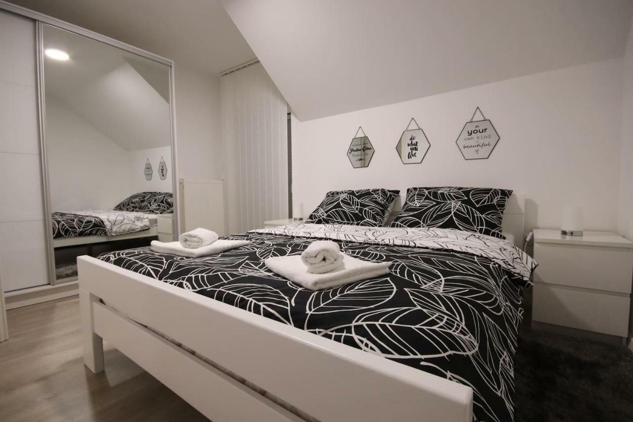 Apartman F&F Otočac Buitenkant foto